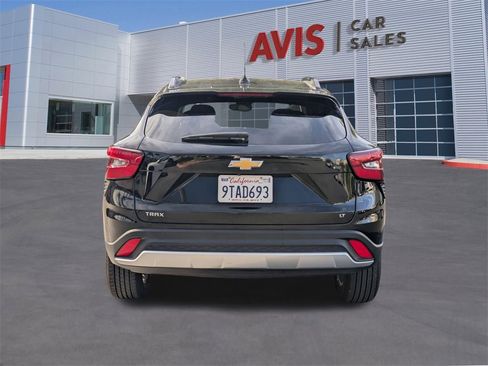 Used 2025 Chevrolet Trax LT w/ LT Convenience Package image 7