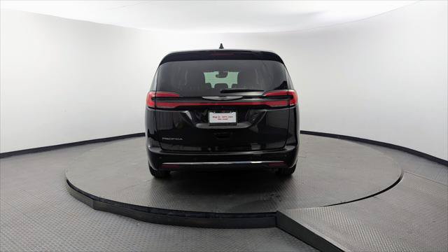 Used 2023 Chrysler Pacifica Touring-L FWD image 7