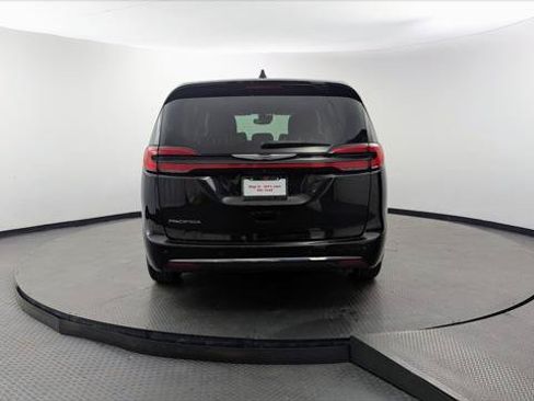 Used 2023 Chrysler Pacifica Touring-L FWD image 7