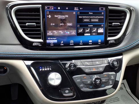 Used 2021 Chrysler Pacifica Touring-L image 18