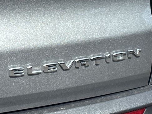 Used 2026 GMC Acadia Elevation w/ Elevation Premium Package FWD image 9