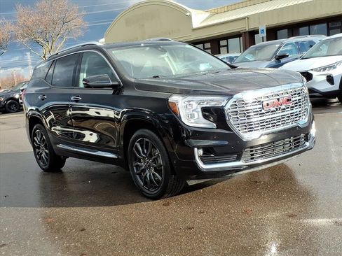 Used 2023 GMC Terrain Denali w/ Black Diamond Edition image 7