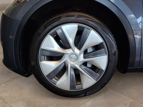 Used 2023 Tesla Model Y Long Range image 28