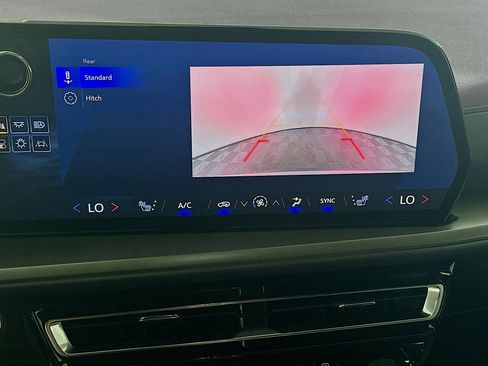 Used 2025 Chevrolet Traverse LT image 23