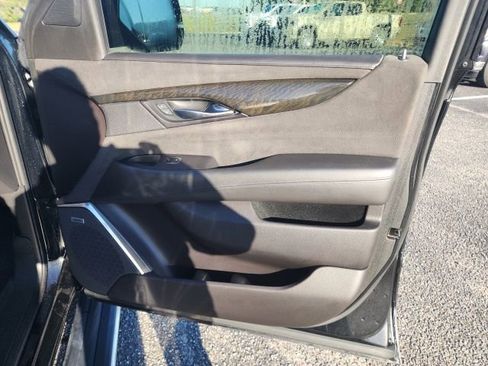Used 2020 Cadillac Escalade Platinum image 41