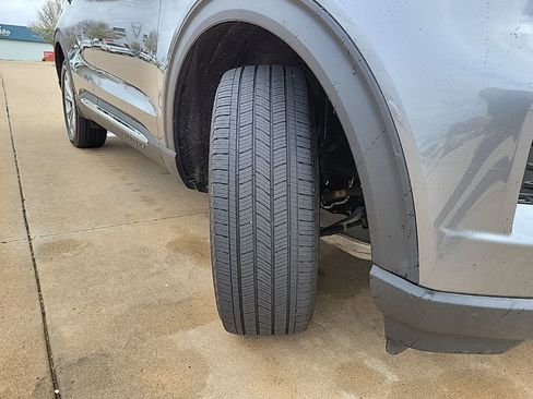 Used 2023 Ford Explorer XLT w/ Equipment Group 202A AWD/4WD image 17