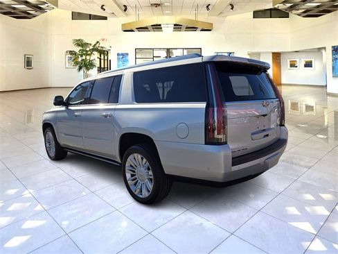 Used 2019 Cadillac Escalade ESV Premium Luxury image 5