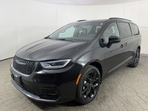 Used 2023 Chrysler Pacifica Limited w/ Uconnect Theater Family Group AWD/4WD image 3