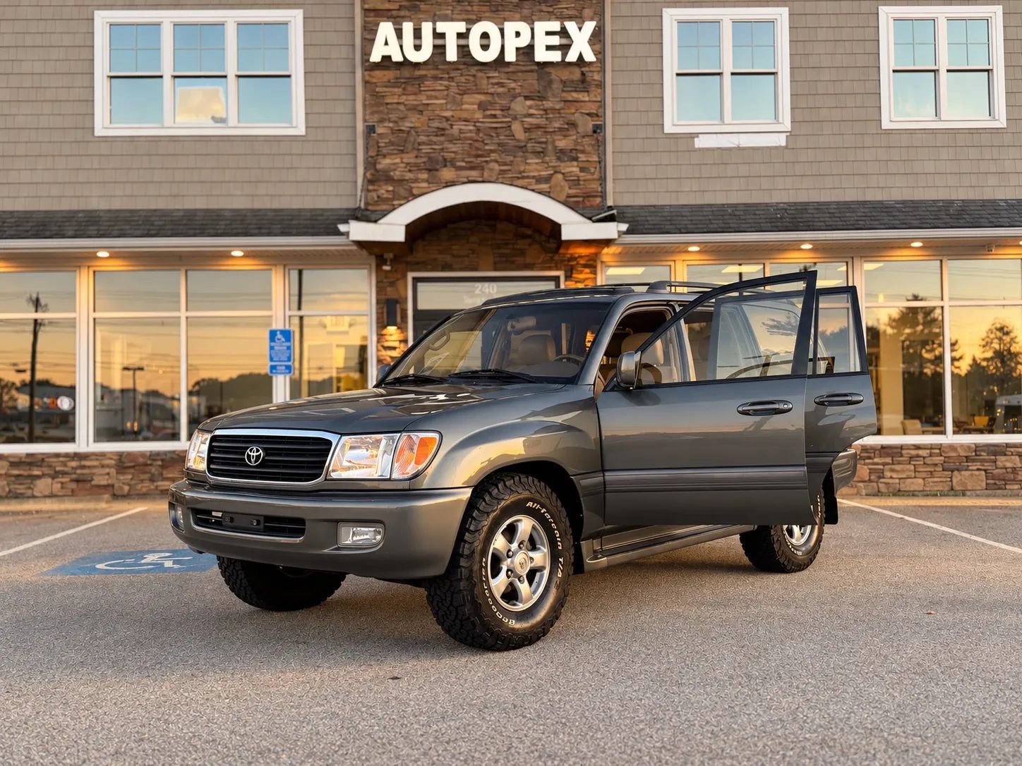 Used 2002 Toyota Land Cruiser w/ Convenience Pkg AWD/4WD image 12