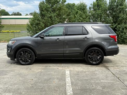 Used 2017 Ford Explorer XLT w/ Equipment Group 202A AWD/4WD image 7