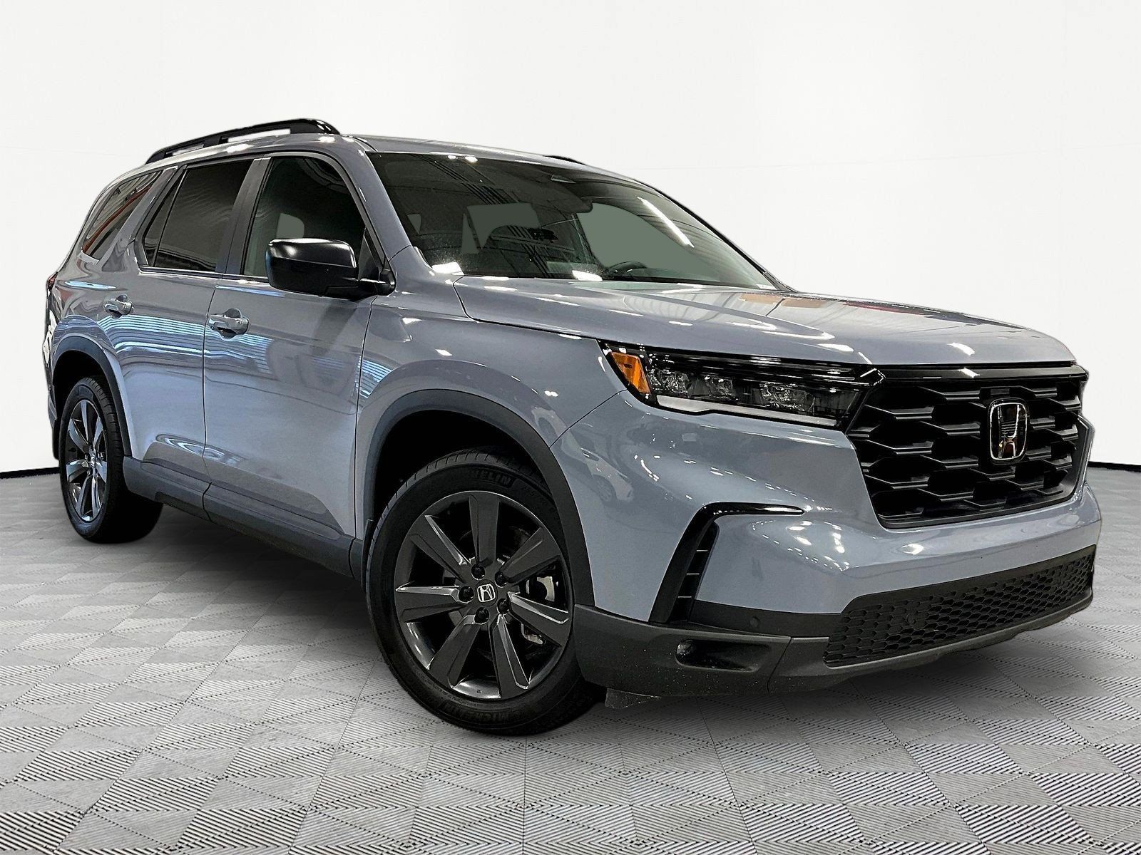 Used 2025 Honda Pilot Sport image 3