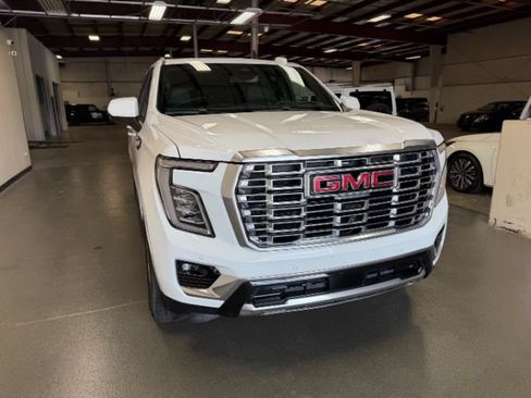 Used 2025 GMC Yukon XL Denali AWD/4WD image 7