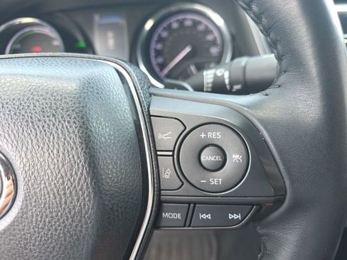 Used 2020 Toyota Camry SE w/ Sunroof Package image 18