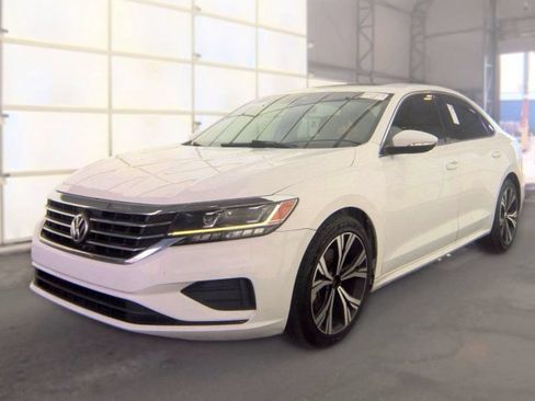 Used 2022 Volkswagen Passat 2.0T SE FWD image 1