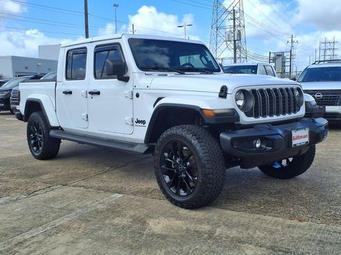 Used 2025 Jeep Gladiator Sport AWD/4WD image 2