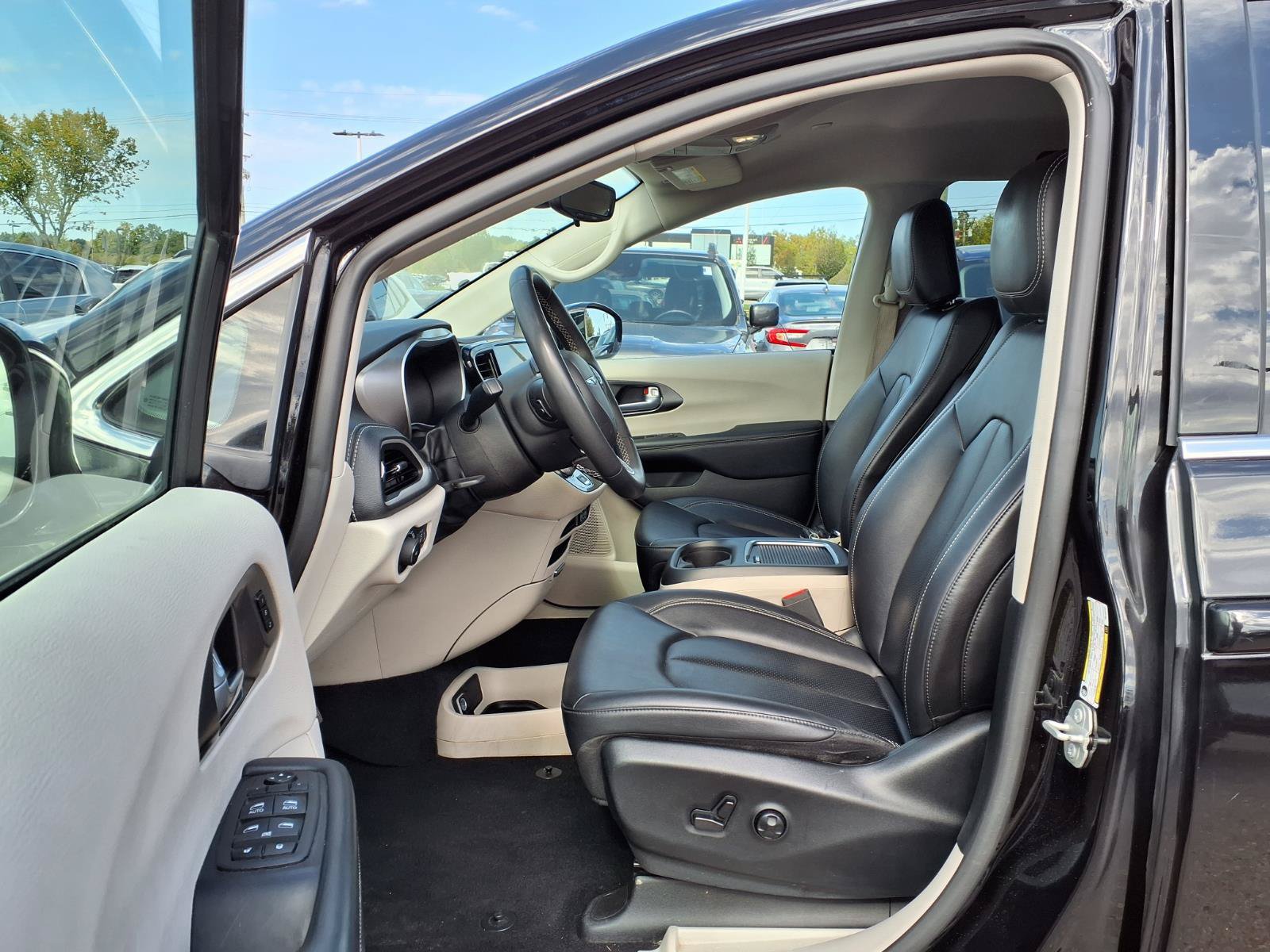 Used 2024 Chrysler Pacifica Limited FWD image 16