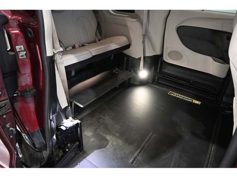 Used 2021 Chrysler Voyager Lxi FWD image 18