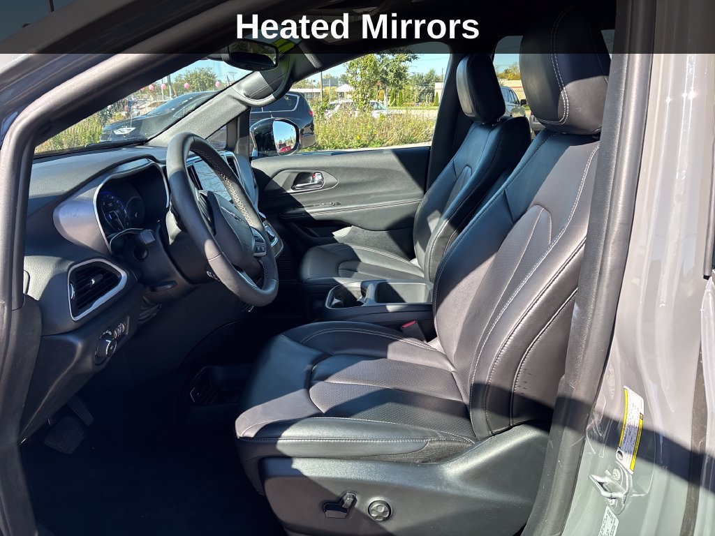 Used 2025 Chrysler Pacifica Select FWD image 12