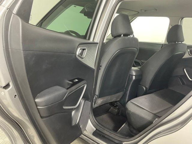 Used 2025 Kia Soul LX w/ LX Technology Package FWD image 13