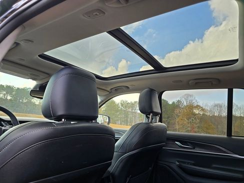 Used 2023 Jeep Grand Cherokee Limited image 21