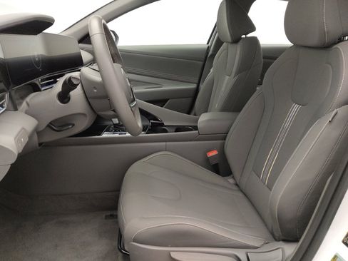 Used 2025 Hyundai Elantra SEL FWD image 17