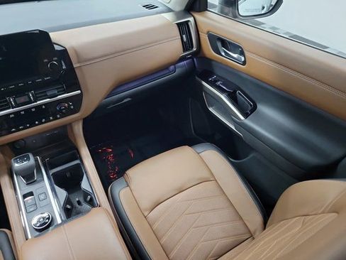 Used 2024 Nissan Pathfinder Platinum w/ Cargo Package image 16