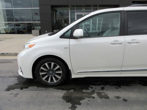 Used 2020 Toyota Sienna XLE Premium image 2