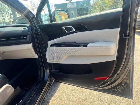 Used 2022 Kia Carnival EX FWD image 31