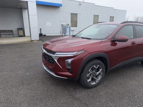 Used 2025 Chevrolet Trax LT w/ LT Convenience Package image 2