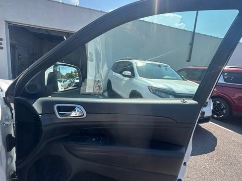 Used 2020 Jeep Grand Cherokee Laredo AWD/4WD image 23