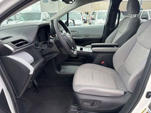 Used 2026 Toyota Sienna LE FWD image 23