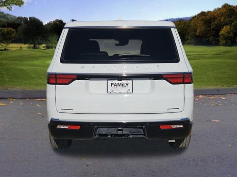 Used 2023 Jeep Wagoneer Series III w/ Preferred Equipment Group image 5