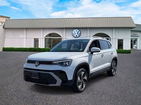 Used 2025 Volkswagen Taos SE AWD/4WD image 1