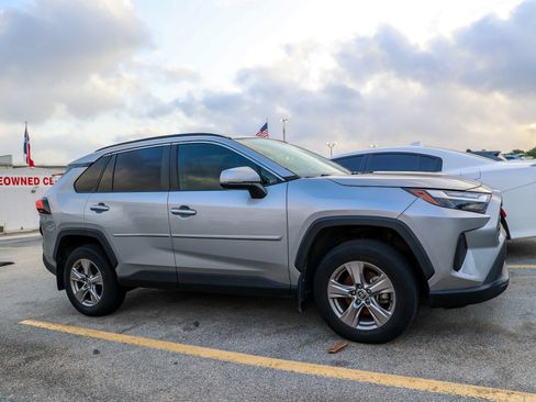 Used 2022 Toyota RAV4 XLE w/ Convenience Package FWD image 7