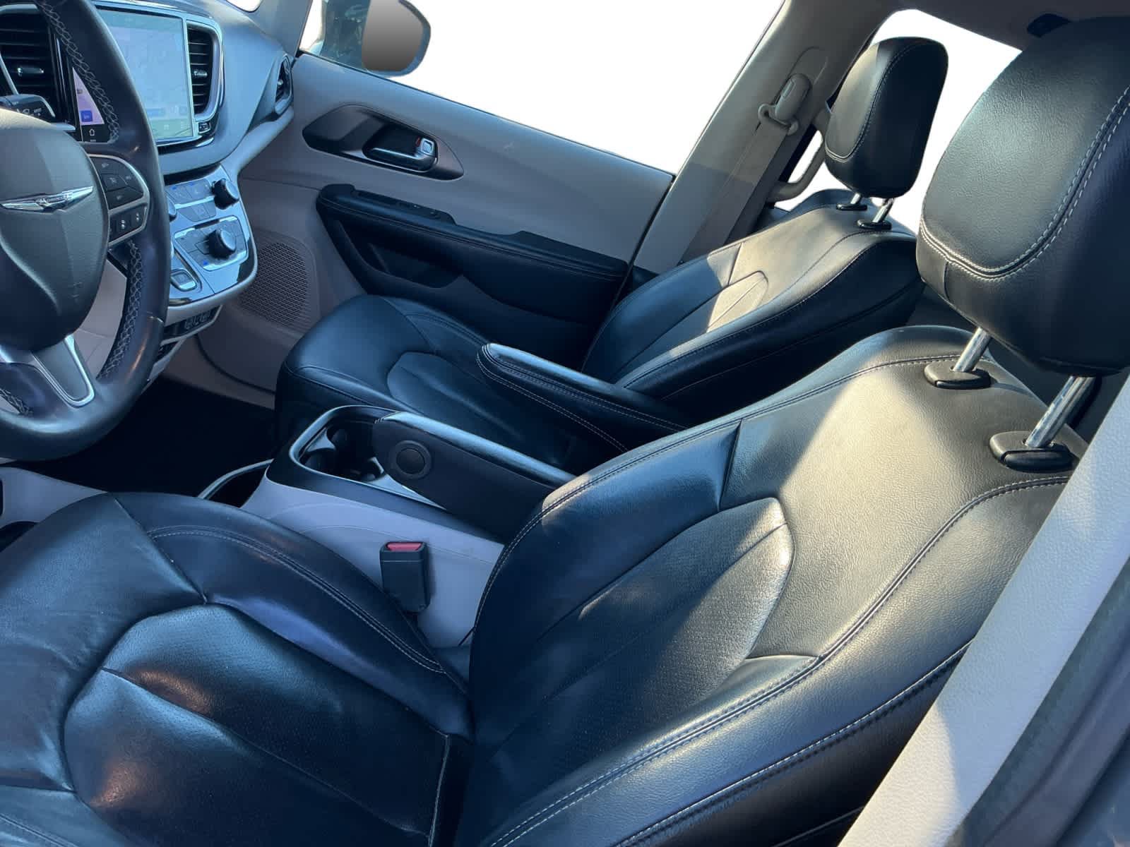 Used 2022 Chrysler Pacifica Touring-L FWD image 9