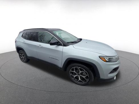 Used 2025 Jeep Compass Limited AWD/4WD image 2