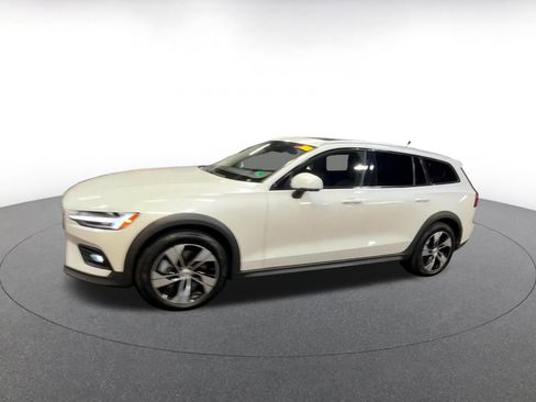 Used 2025 Volvo V60 B5 Cross Country Plus image 8