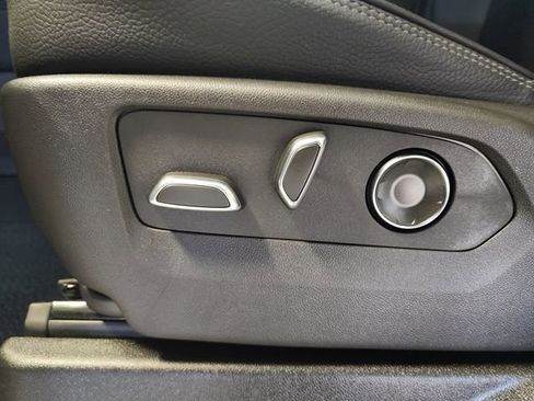 Used 2025 GMC Yukon XL Denali w/ Advanced Technology Package image 14