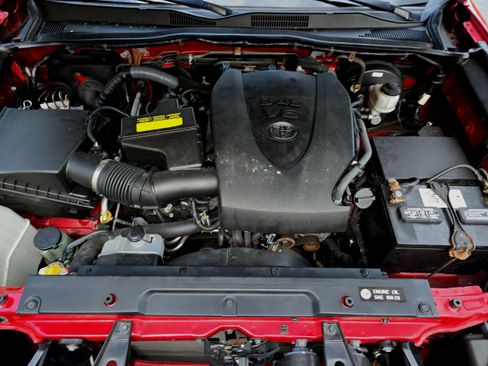 Used 2016 Toyota Tacoma TRD Sport w/ Towing Package image 51