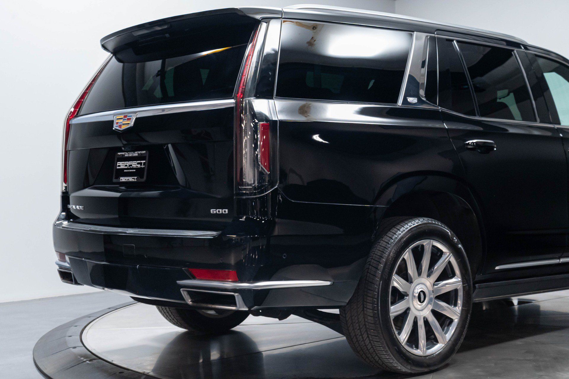 Used 2024 Cadillac Escalade Premium Luxury Platinum AWD/4WD image 16
