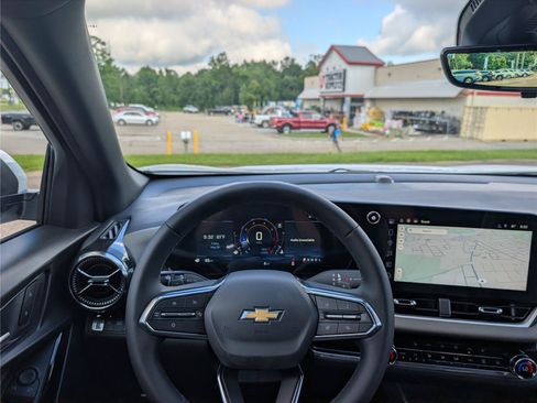 New 2026 Chevrolet Equinox LT w/ Convenience Package II FWD image 32