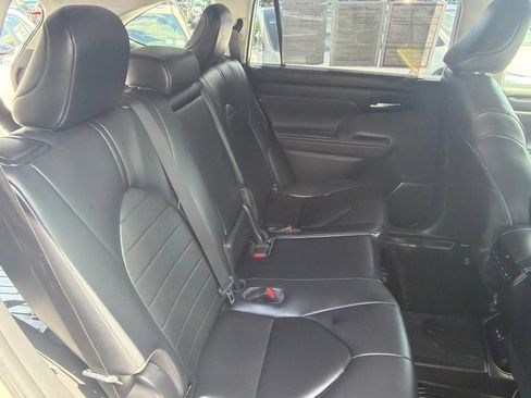 Used 2023 Toyota Highlander XLE AWD/4WD image 13