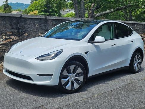 Used 2024 Tesla Model Y Long Range AWD/4WD image 2