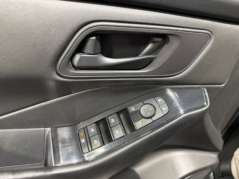 Used 2024 Nissan Rogue S AWD/4WD image 19