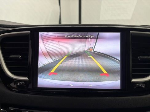 Used 2023 Chrysler Pacifica Touring-L FWD image 31