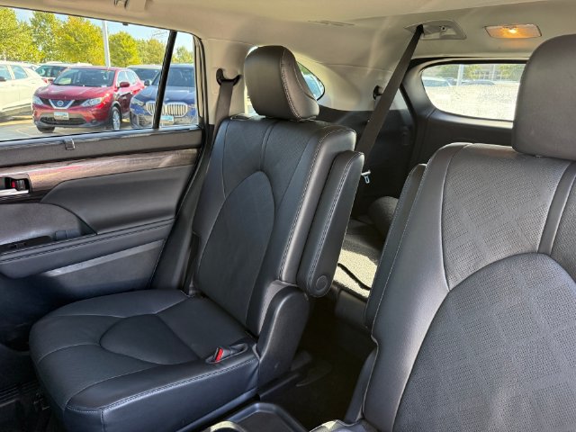 Used 2023 Toyota Highlander Platinum FWD image 28