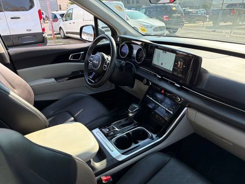 Used 2024 Kia Carnival EX FWD image 9