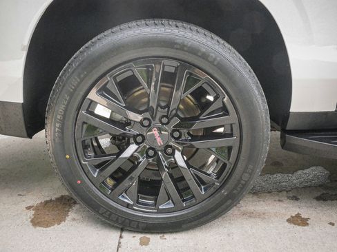 Used 2023 GMC Yukon XL SLT image 13