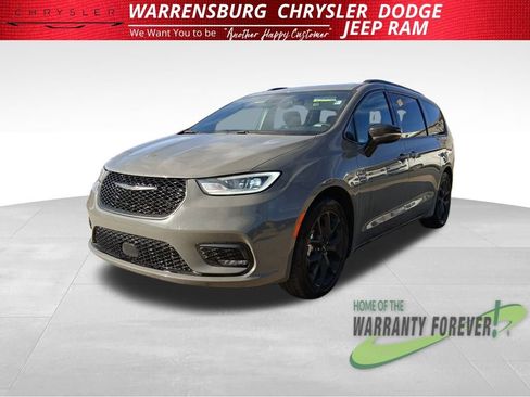 Used 2025 Chrysler Pacifica Limited image 10