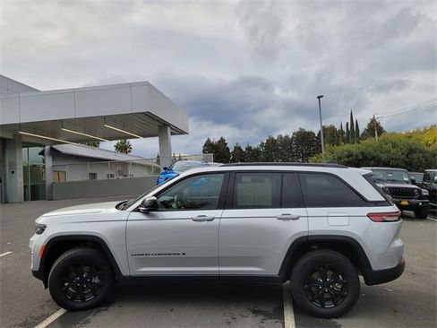 New 2025 Jeep Grand Cherokee Altitude image 7